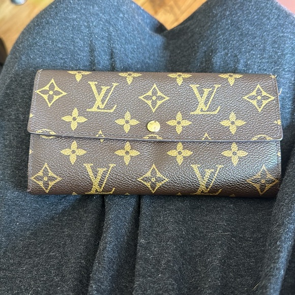 Louis Vuitton Monogram Sarah Wallet - Picture 3 of 15